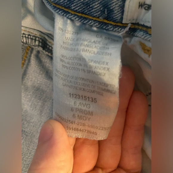 Wrangler high waisted cut off shorts light medium wash size 6 - Picture 3 of 3